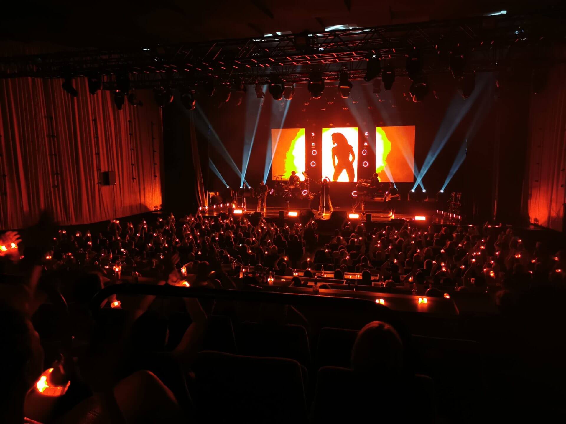 Keep The Faith Bon Jovi Tribute Band live in Landau – Totale der Bühne mit LED-Wand und Lichtshow