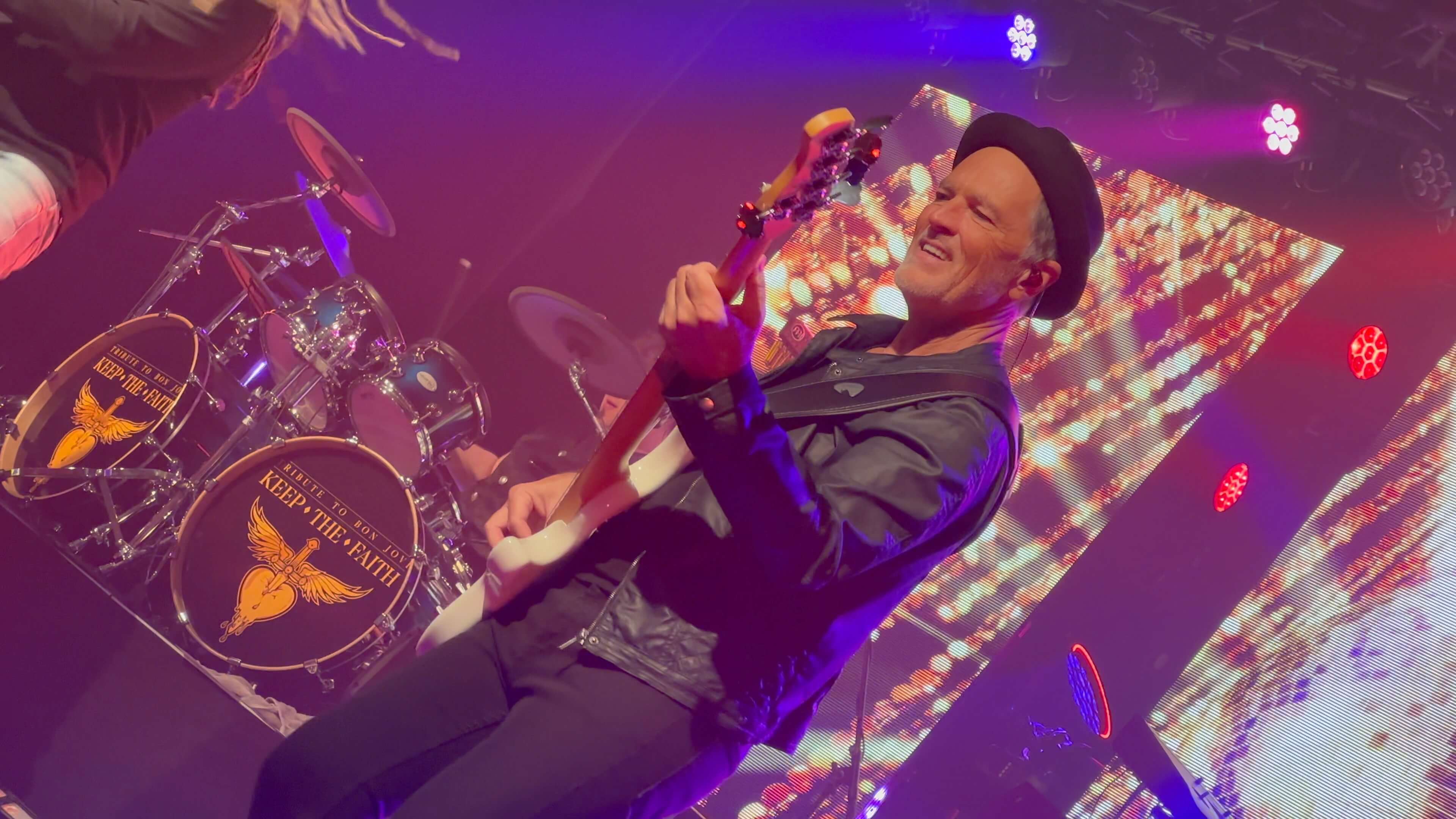 Bassist Arno Sälzer live mit Keep The Faith – Bon Jovi Tribute Band mit authentischem Rocksound