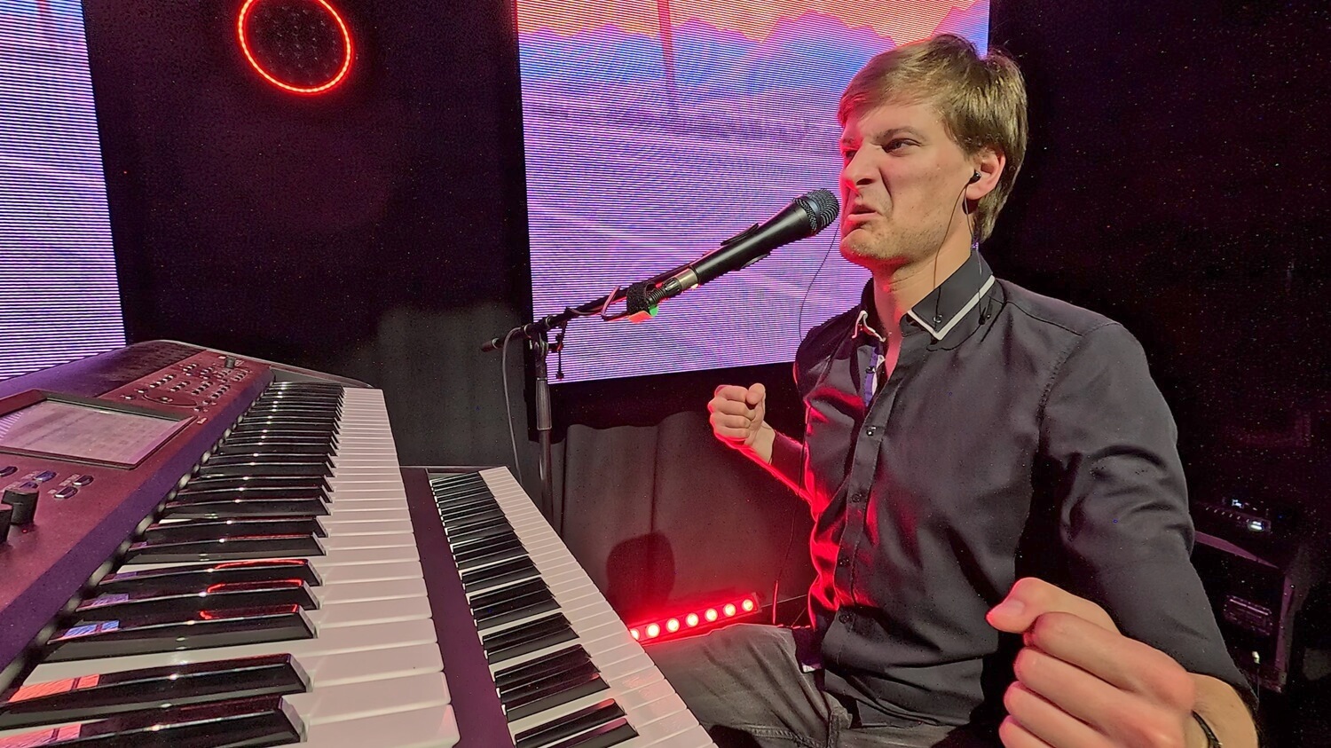 Keyboarder Max Truderung sorgt bei Keep The Faith Bon Jovi Tribute Band für die typischen Soundflächen und Melodien