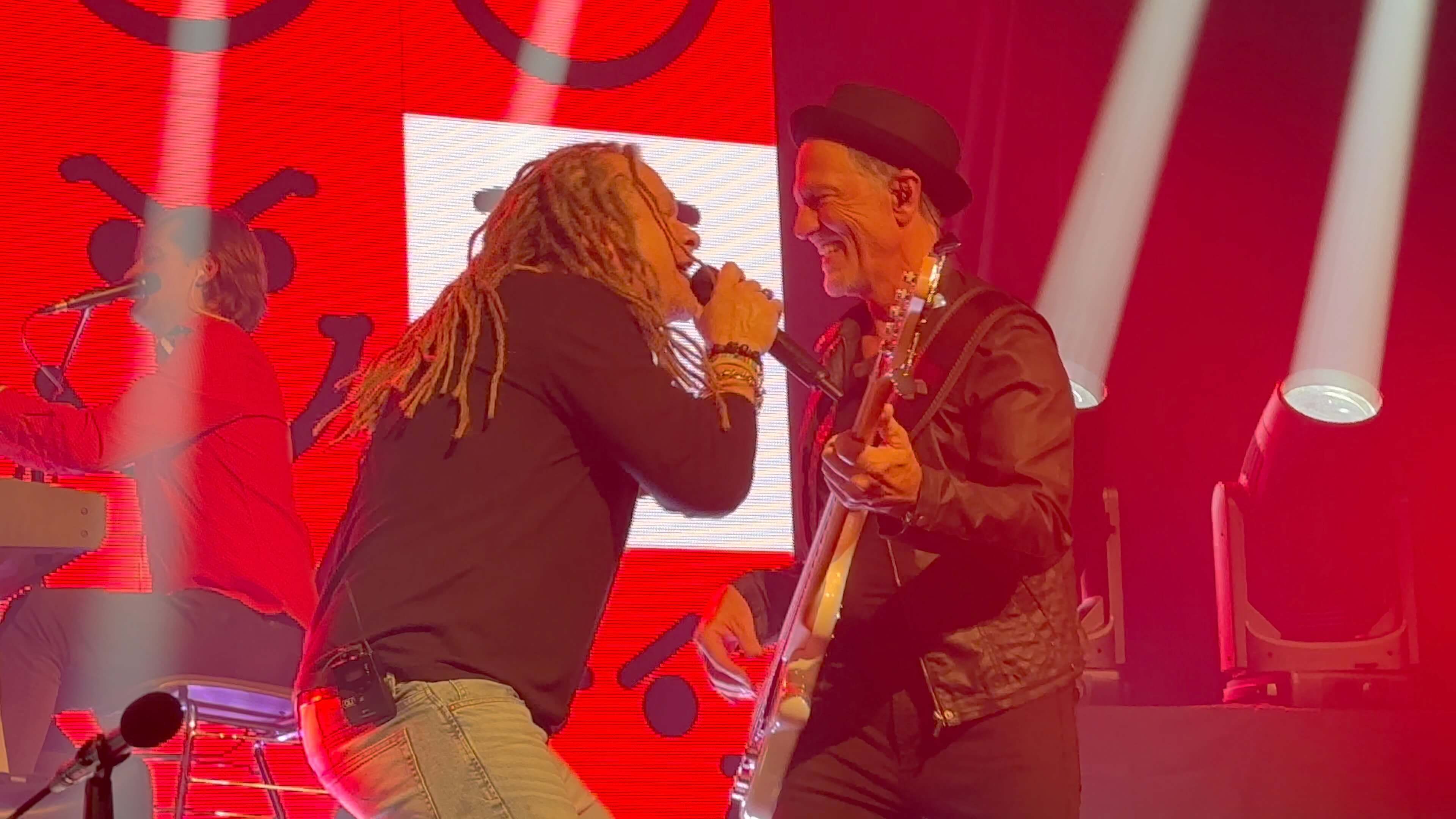 Arno Sälzer am Bass und Jake Voth am Mikrofon – Keep The Faith Bon Jovi Tribute Band live mit Groove und Energie