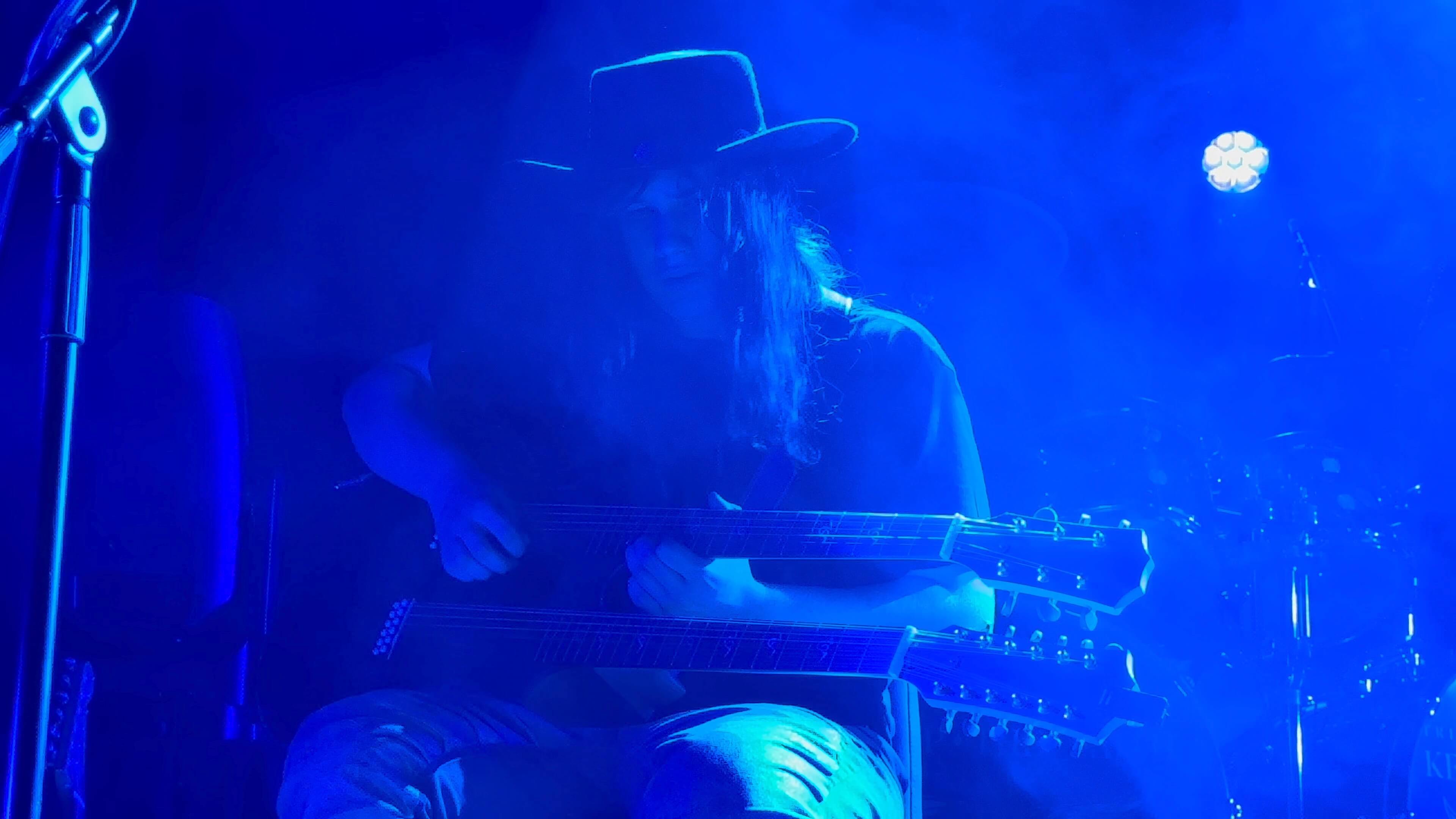 Lars Rogowski spielt ‚Wanted Dead Or Alive‘ im blauen Licht – Keep The Faith Tribute Band aus Deutschland live