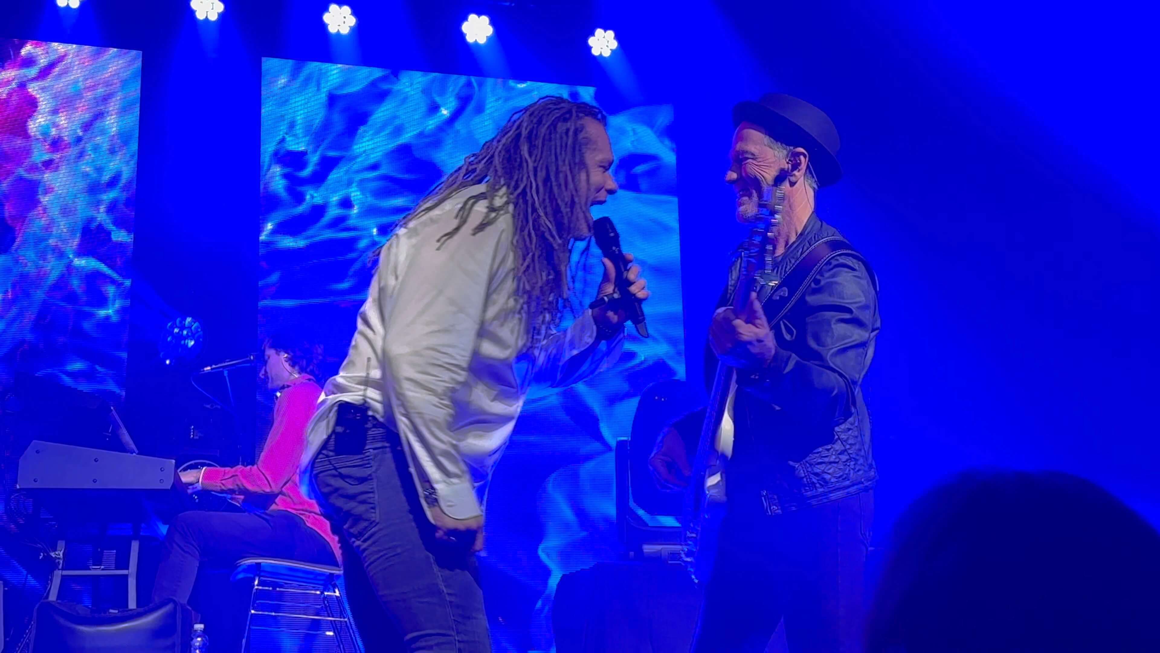 Jake Voth und Bassist Arno Sälzer auf der Bühne – Keep The Faith Tribute Band mit Bon Jovi Klassiker live