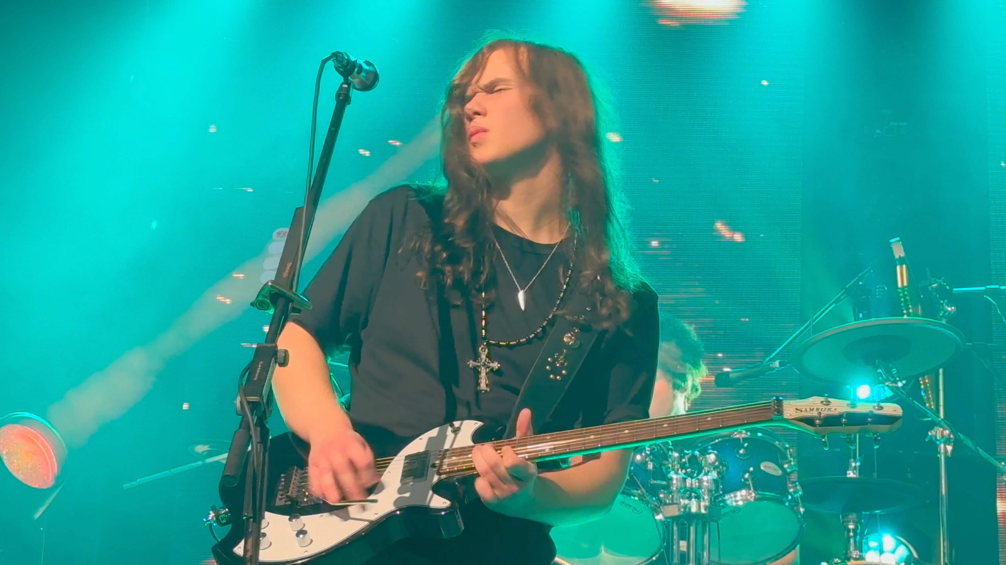 Gitarrist Lars Rogowski beim energiegeladenen Gitarrensolo – Keep The Faith Bon Jovi Tribute Band aus Deutschland